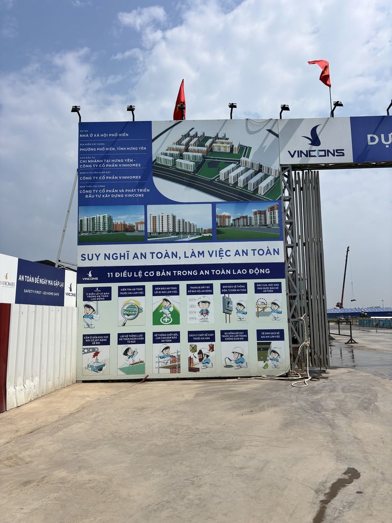 Cổng công trường dự án nhà ở xã hội Phố Hiến, 09/09/2026